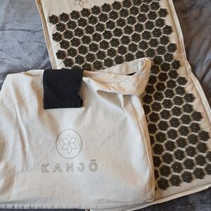 Kanjo Acupressure Mat Set in Cream and Black With Tote Bag
